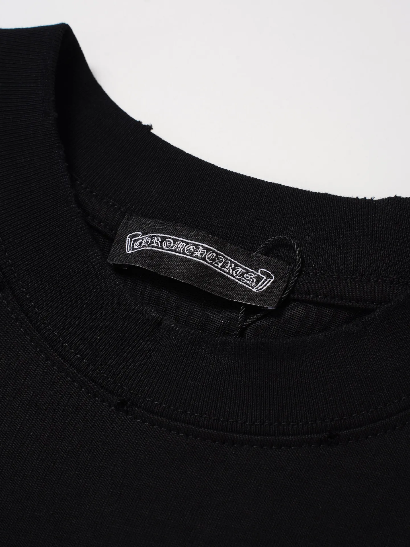 105 CH 2026ss T Chrome Hearts（ ）T ， ， ， 。 ， ， ， 。 / ， ， ， “ ” 。 ， ， ； ， ， ； ， 、 ， ， oversize 。 “Chrome Hearts” ， ， Classic “ + ” ， ， ， 。 T ， 、 ， ， ， 。 ：White Black Size：XS S M L